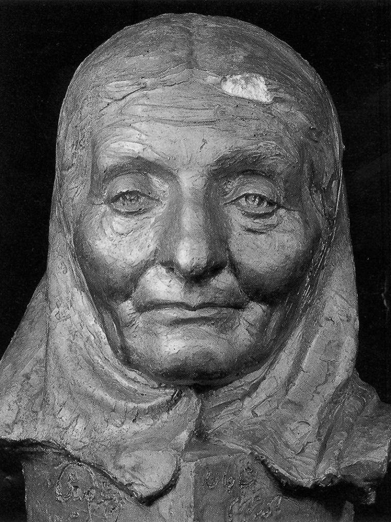 مادر-استاد-شاجان-از-گچ-1319