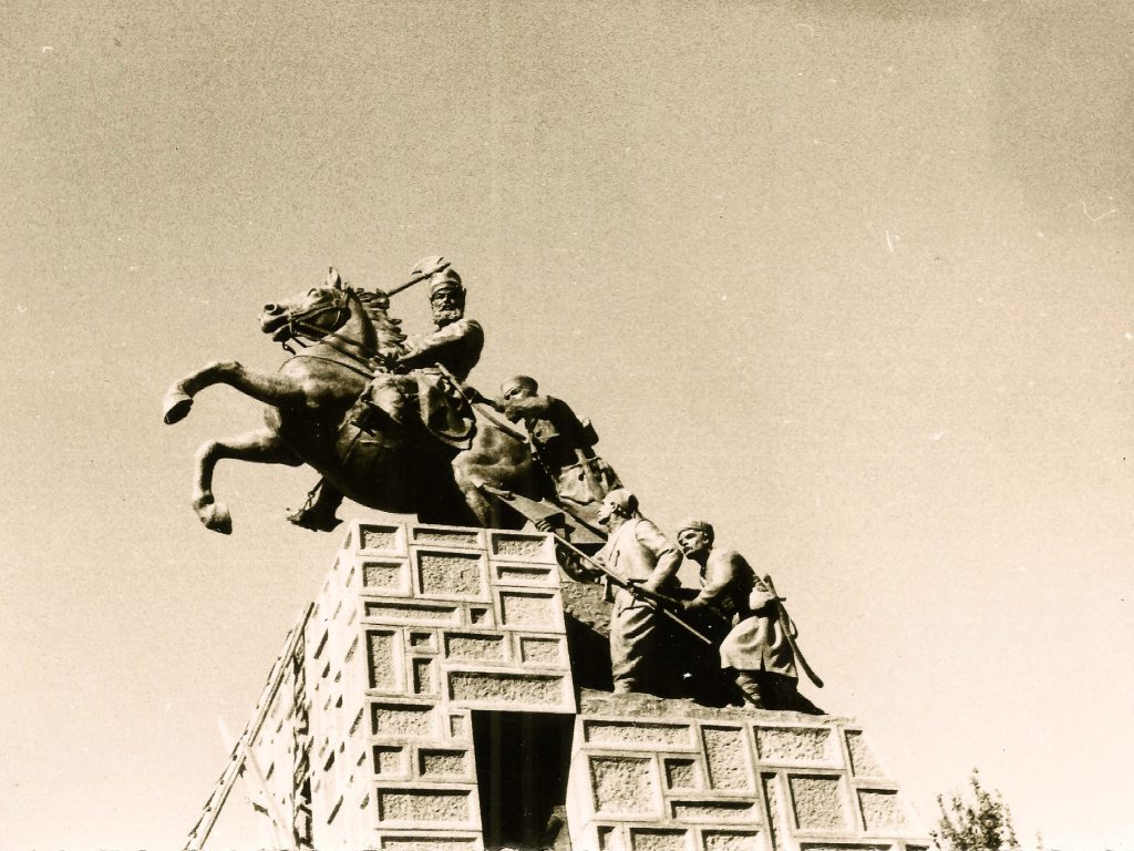 گروه-نادرشاه-افشار-و-سربازان-برنز-ساخته-شده-در-رم-نصب-در-مشهد-1339